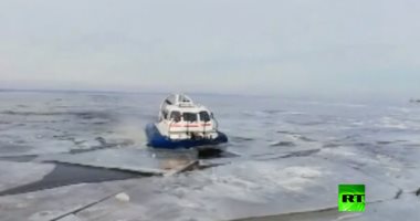 شاهد.. قوات الإنقاذ الروسى تحرر 64 صيادا عالقين فى جليد نهر بولشوى