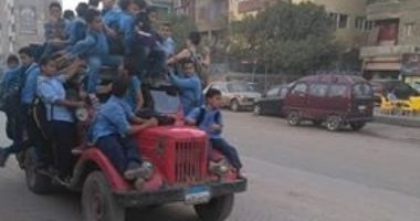 قارئ يشارك بصورة لسيارة تقل العشرات من أطفال المدارس فى الشارع الجديد ببهتيم