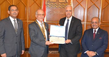 رئيس جامعة الإسكندرية يكرم أول رئيس عربى للمؤسسة الفيدرالية لجراحة الأطفال