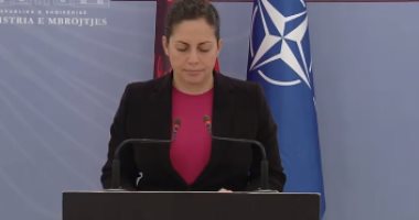دموع وزيرة دفاع ألبانيا تتغلب عليها خلال إعلان أسماء ضحايا الزلزال.. فيديو