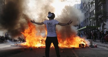عنف متبادل وحملة اعتقالات واسعة بين متظاهرى تشيلى