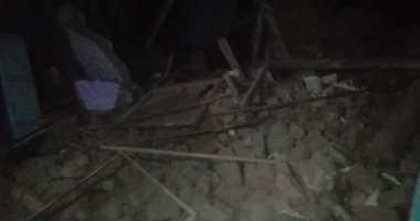 صور.. انهيار جزء من منزل 3 طوابق بشارع أحمد عرابى وسط مدينة إسنا 