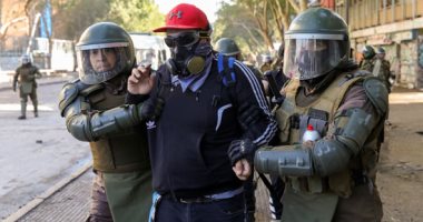 صور.. موجة جديدة من العنف فى تشيلى بين الشرطة المتظاهرين