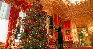العائلة المالكة تضع اللمسات الأخيرة على شجرة عيد الميلاد بقلعة وندسور.. صور