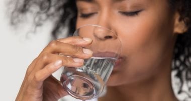 شرب الماء البارد من الثلاجة ضار بصحتك.. لهذه الأسباب