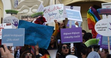 احتجاجات نسوية بـ"المكانس" تطالب بتنظيف تونس من العنف ضد المرأة.. فيديو وصور