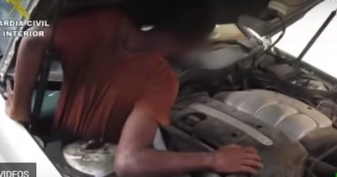 فيديو وصور.. الاتجار بالبشر داخل درج ضيق فى "تابلوه سيارة" بأسبانيا
