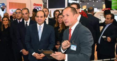الرئيس يشهد محاكاة وعرض لمشروع التأمين الصحى الشامل داخل جناح فودافون فى معرض Cairo ICT