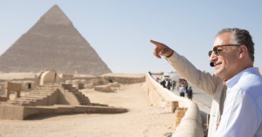 صور ..السفير الأمريكى لدى القاهرة يزور الأهرامات ويتعرف على التاريخ الفرعونى 