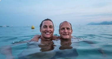 ماثيو ماكونهى وودى هارلسون يستمتعان بالسباحة بعد 20 عاما من فيلم EDtv
