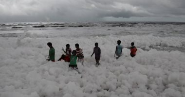 "رغوة بيضاء برائحة حادة" تغطي شواطئ تشيناى بالهند.. صور