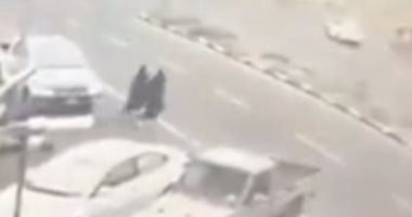 كاميرا مراقبة تكشف تفاصيل بطولة فتاتين بالسعودية لإسعاف مصاب .. فيديو