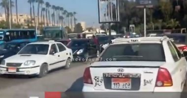 فيديو.. زحام مرورى أمام جامعة القاهرة بسبب زيادة الأحمال