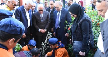 صور.. محافظ بورسعيد يطلق مبادرة "ازرع شجرة" بالمدارس 