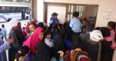 صور.. الكشف على 349 مواطنا خلال قافلة جامعة المنيا بقرية شارونة بالمجان