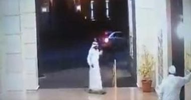 الحرام عمى قلبهم.. فشل لصان فى سرقة رجل أمام باب مسجد بالسعودية.. فيديو