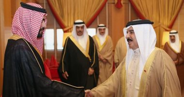 ملك البحرين يتسلم أوراق اعتماد سفير السعودية 