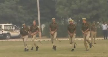 الشرطة الهندية تمتطي العصي بدلا من الخيول لتفريق المحتجين