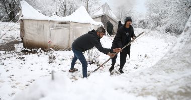 سوريون يضطرون للنزوح مجددا بسبب البرد