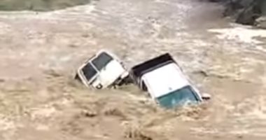 فيديو.. انجراف سيارتين بسبب السيول فى منطقة "جازان" بالسعودية