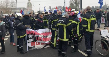 صور.. رجال الإطفاء ينظمون مسيرة للتنديد بإصلاحات الحكومة من نانت الفرنسية