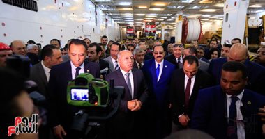 وزير النقل يستقبل جرارات السكة الحديد الجديدة الأمريكية بميناء الإسكندرية