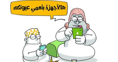 كاريكاتير الصحف السعودية.. أب ينشغل بهاتفه الذكى وينصح ابنه الابتعاد عن الهواتف