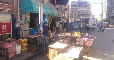 قارئ يشكو من إشغالات الباعة الجائلين فى سوق الزنانيرى بالإسكندرية