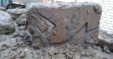 صور.. الآثار تعلن اكتشاف 19 كتلة حجرية أثرية فى ميت رهينة