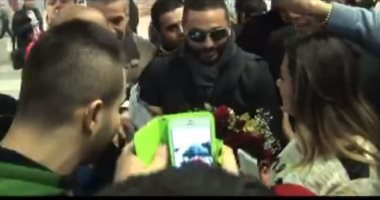 جمهوره بيحبه فى كل مكان.. تامر حسنى يحتفى بالاستقبالات الشعبية خارج مصر.. فيديو