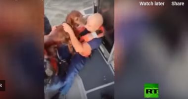 الشرطة الأمريكية تنقذ كلبا من الغرق قبالة ساحل جنوب غرب فلوريدا
