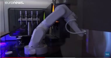 فيديو.. روبوت يقدم القهوة والمشروبات للزبائن ويلبى 10 طلبات فى نفس الوقت