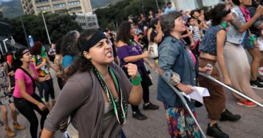 سيدات فنزويلا يتظاهرن فى كاراكاس لوقف العنف ضد المراة 