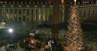 شاهد.. الفاتيكان يضيء شجرة الميلاد فى حفل سنوى