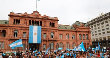 الآلاف يحيون الرئيس الأرجنتينى المنتهية ولايتة "ماكرى" عند القصر الرئاسى