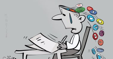 كاريكاتير كويتى.. إنشغال الطلبة بالإنترنت فى موسم الإمتحانات 