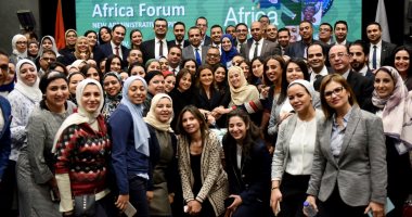 سحر نصر تحتفل مع العاملين بوزارة الاستثمار بنجاح منتدى أفريقيا 2019