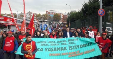 صور .. آلاف الأتراك يتظاهرون فى إسطنبول ضد الفساد والغلاء