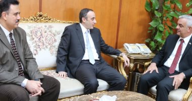 رئيس جامعة المنوفية يعقد اجتماعا مع رئيس الجامعة المصرية للتعليم الإلكترونى