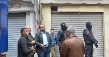 صور.. نائب محافظ الإسكندرية يقود حملة لإزالة عقار مخالف بالجمرك
