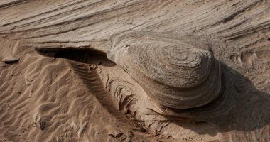 كثبان الوثبة الأحفورية فى أبوظبى.. لوحة فنية طبيعية بصحراء الإمارات.. صور