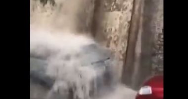 الأمطار العزيزة تغرق شوارع لبنان وتدخل المحال التجارية والمنازل × 5 فيديوهات