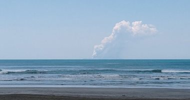 صور.. ثوران بركان فى نيوزيلندا وتصاعد أعمدة الدخان