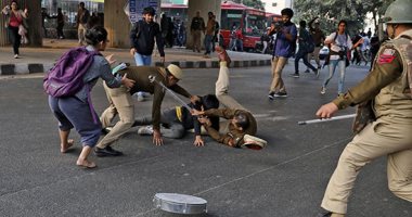 اعتقال 10 أشخاص على خلفية اشتباكات عنيفة بين محتجين وقوات الشرطة الهندية