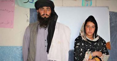 يكافح لتعليم بناته.. أب أفغانى ينقل أطفاله 12 كيلو يوميا للمدرسة ليصبحن طبيبات
