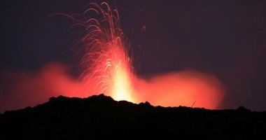 حمم بركان جبل إتنا ينير سماء جزيرة صقلية الإيطالية باللون الأحمر