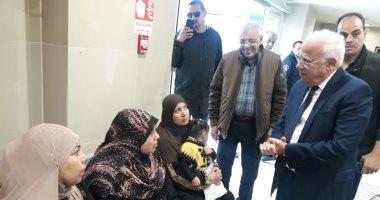 صور.. محافظ بورسعيد يتفقد مستشفى السلام ويوجه بتوفير الرعاية للمرضى
