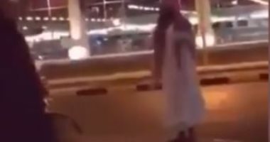 القبض على مريض نفسى يقذف النساء بالأحذية فى السعودية.. فيديو 
