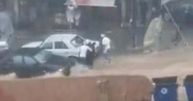 فيديو .. شباب لبنانى ينقذون سيدة جرفتها السيول فى شوارع بيروت