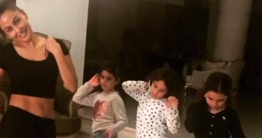 فيديو ..ميس حمدان تعلم ابنة شقيقتها مي و صديقاتها الرقص الشرقي